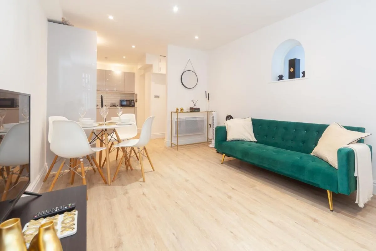 Image 3 of Kensington luxury flat with patio