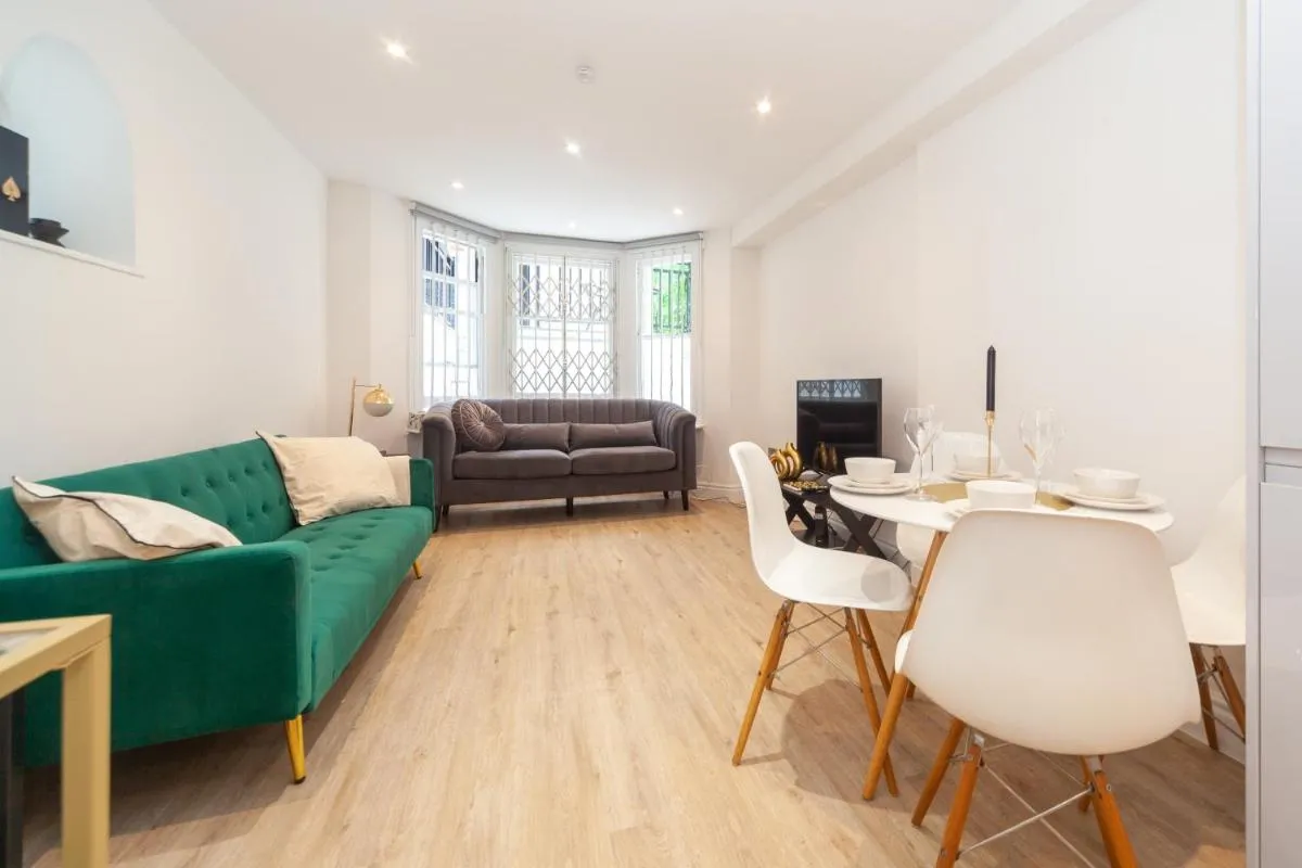 Image 5 of Kensington luxury flat with patio