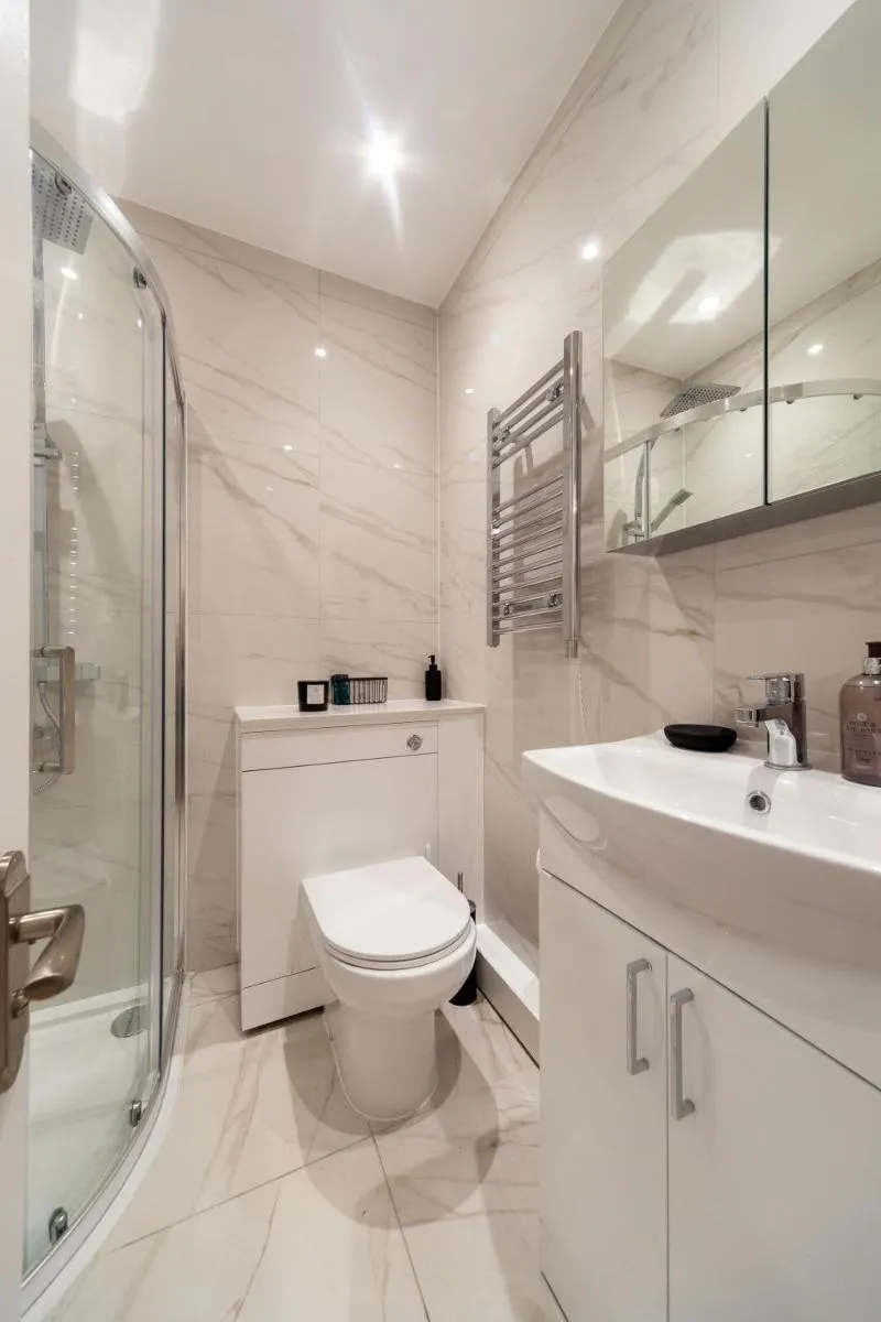 Image 4 of Kensington luxury flat with patio