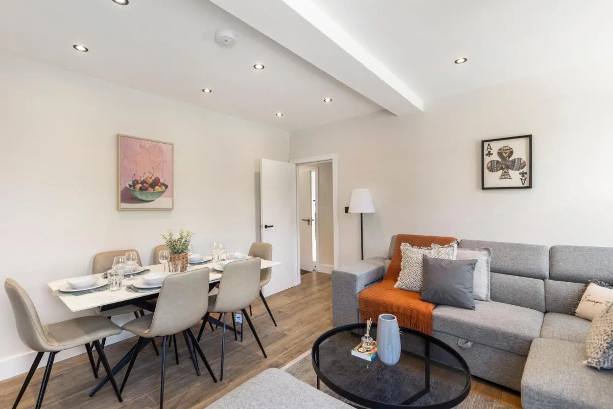 Image 4 of Kew Garden Suite 2BR Sleeps 9 Near Central London