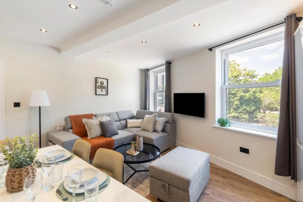 Image 5 of Kew Garden Suite 2BR Sleeps 9 Near Central London