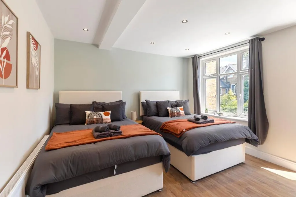 Image 1 of Kew Garden Suite 2BR Sleeps 9 Near Central London