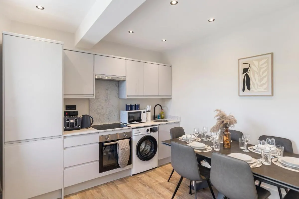 Image 4 of Kew View Suite 2BR Sleeps 9, Walk to Tube & Sights