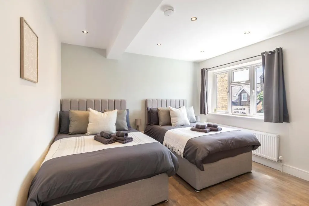 Image 1 of Kew View Suite 2BR Sleeps 9, Walk to Tube & Sights