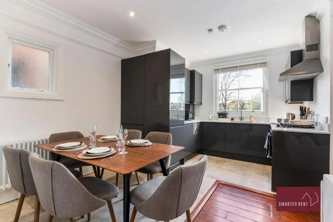 Image 4 of Kew Village- Modern Pets Welcome 3Bed