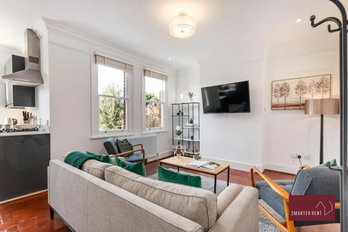Image 5 of Kew Village- Modern Pets Welcome 3Bed