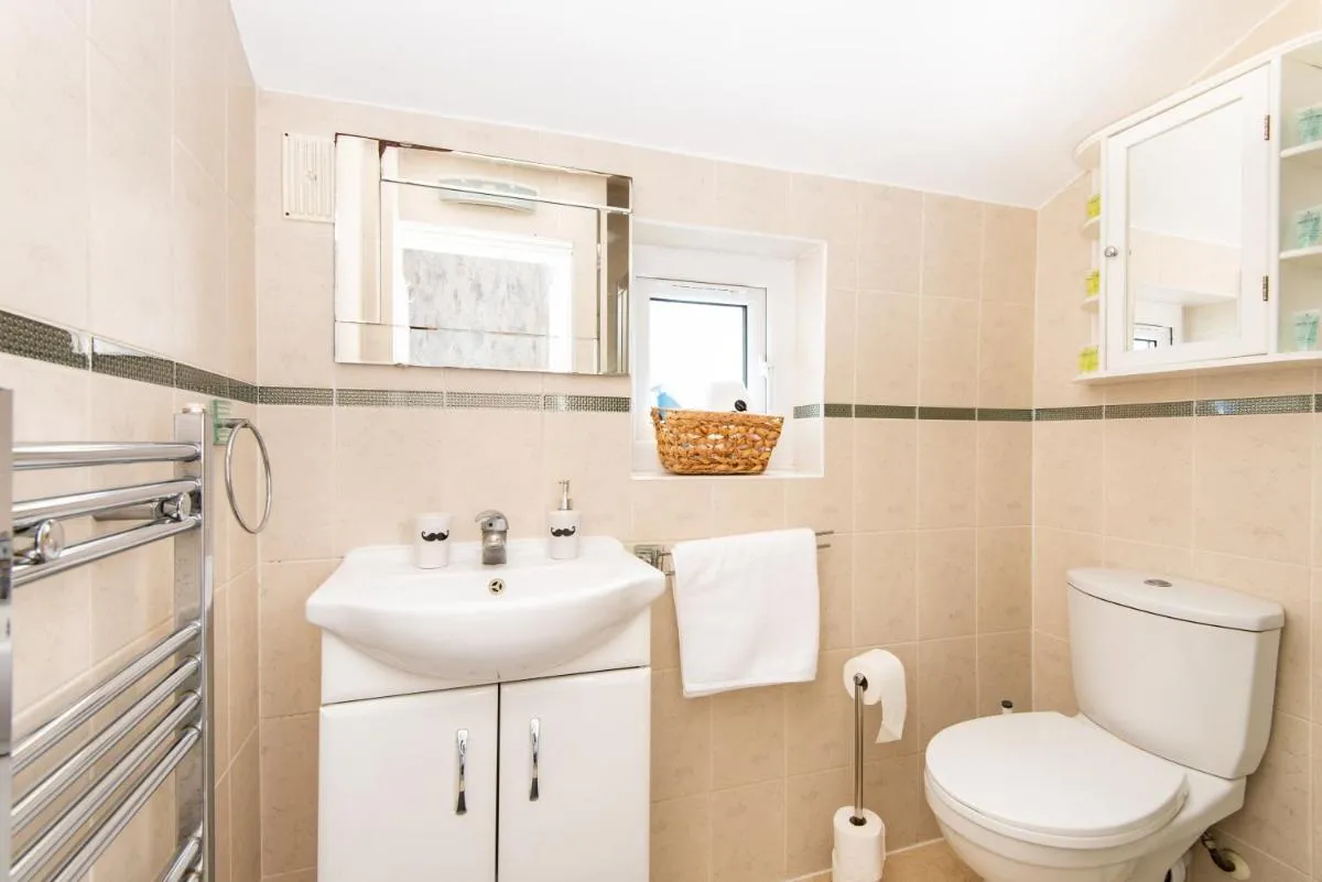 Image 3 of King Room with a shared Kitchen and bathroom in a 5-Bedroom House at Hanwell
