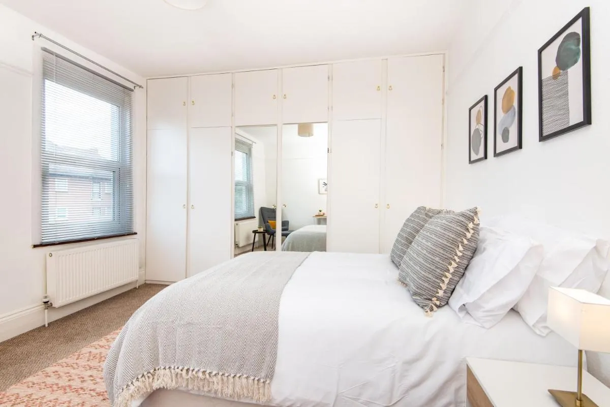 Image 2 of King Room with a shared Kitchen and bathroom in a 5-Bedroom House at Hanwell