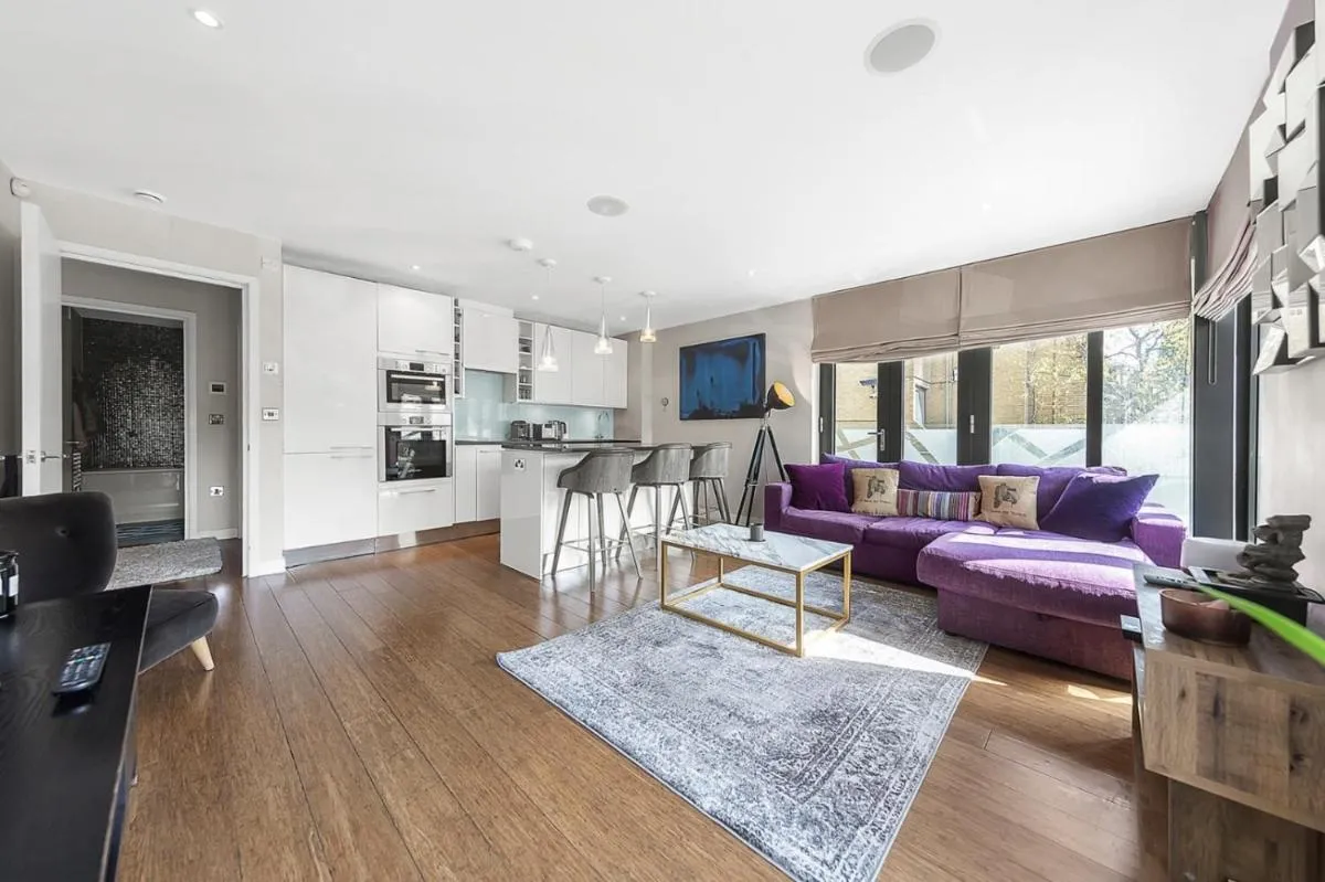 Image 3 of King beds apartment with en-suite, private balcony and elevator by iconic Portobello Market