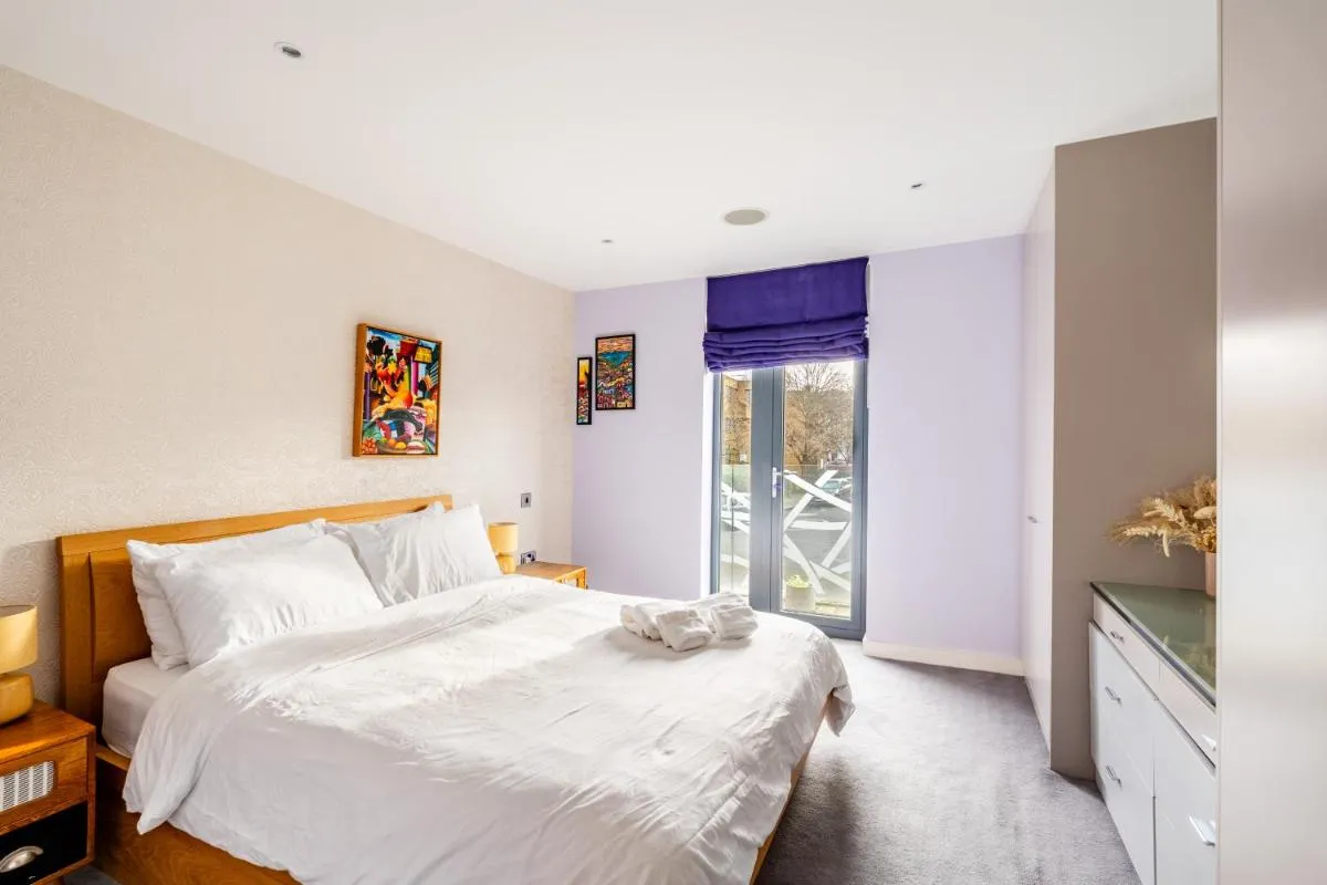 Image 2 of King beds apartment with en-suite, private balcony and elevator by iconic Portobello Market