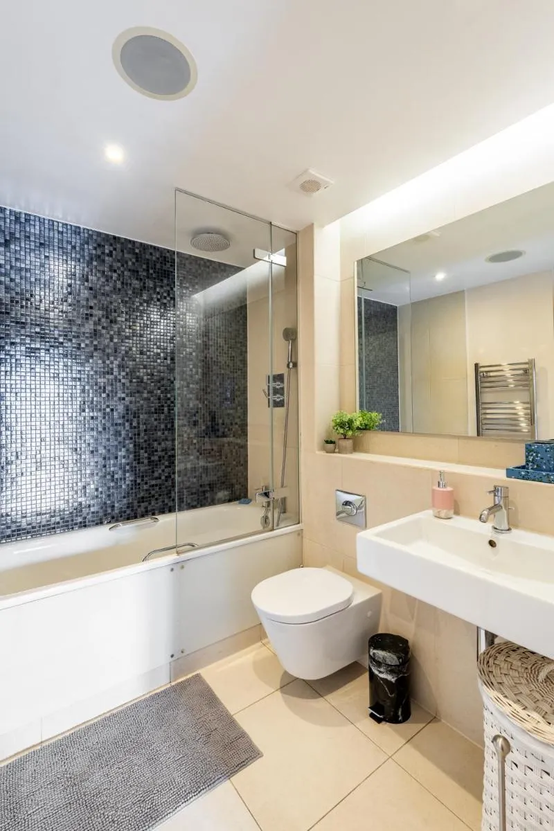 Image 4 of King beds apartment with en-suite, private balcony and elevator by iconic Portobello Market