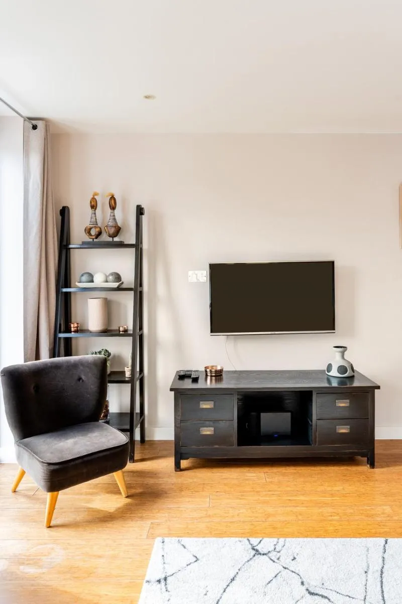 Image 5 of King beds apartment with en-suite, private balcony and elevator by iconic Portobello Market