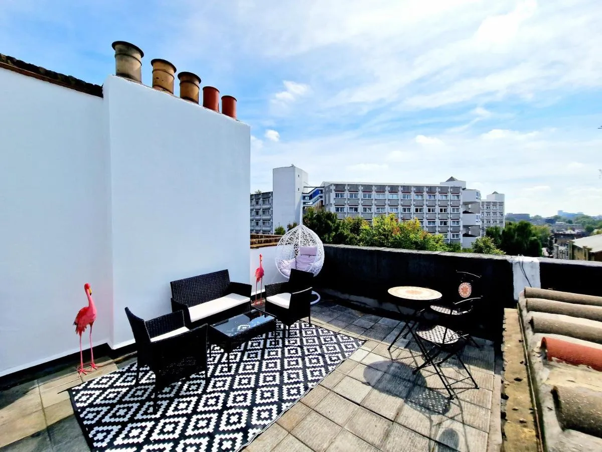 Image 2 of King’s Cross & Angel Area, 4 Bedrooms Home with 7 beds & Private Rooftop – Walk to St Pancras International