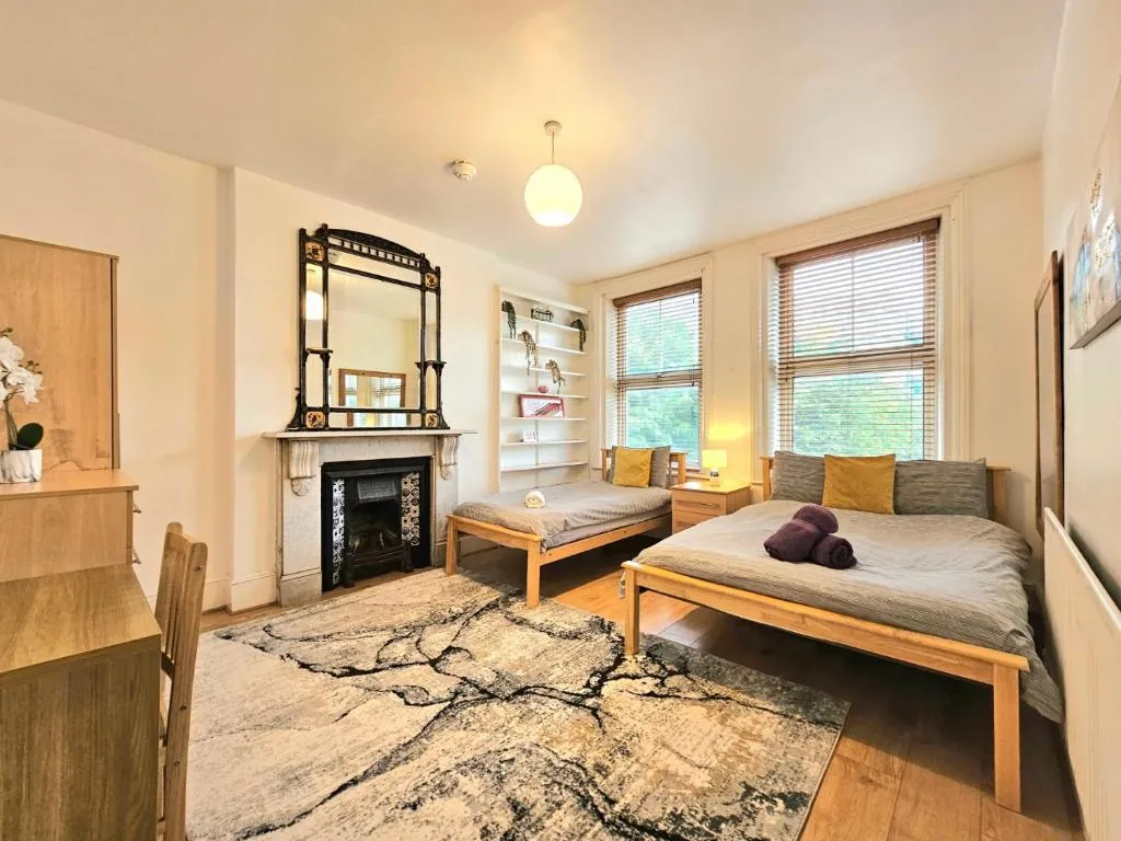 King’s Cross & Angel Area, 4 Bedrooms Home with 7 beds & Private Rooftop – Walk to St Pancras International