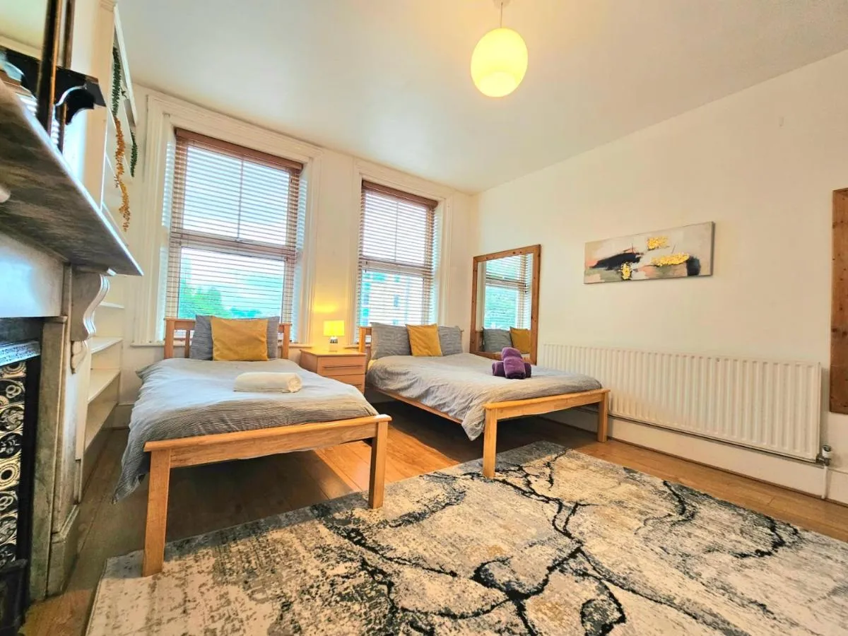 Image 5 of King’s Cross & Angel Area, 4 Bedrooms Home with 7 beds & Private Rooftop – Walk to St Pancras International