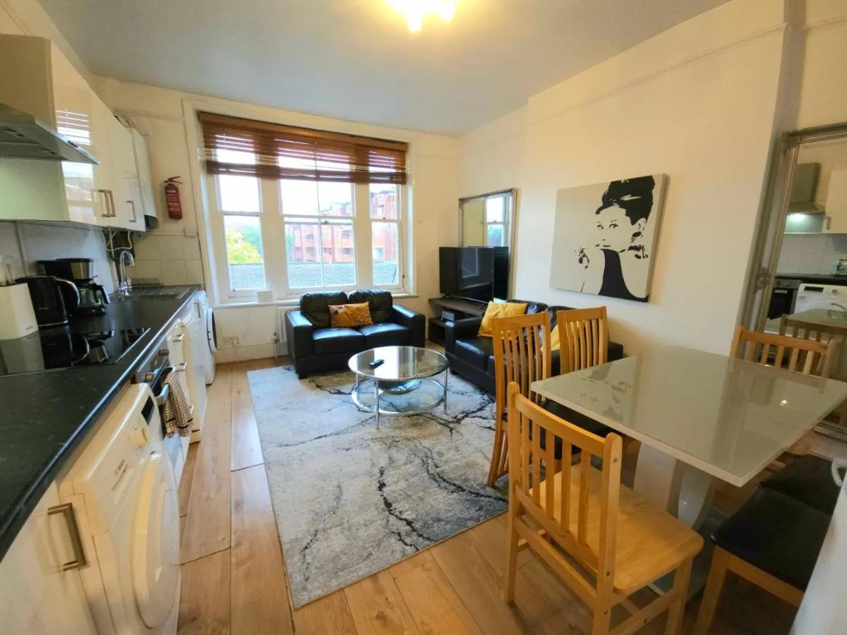 Image 3 of King’s Cross & Angel Area, 4 Bedrooms Home with 7 beds & Private Rooftop – Walk to St Pancras International