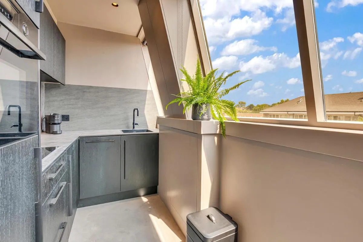 Image 3 of Kings House Apartments