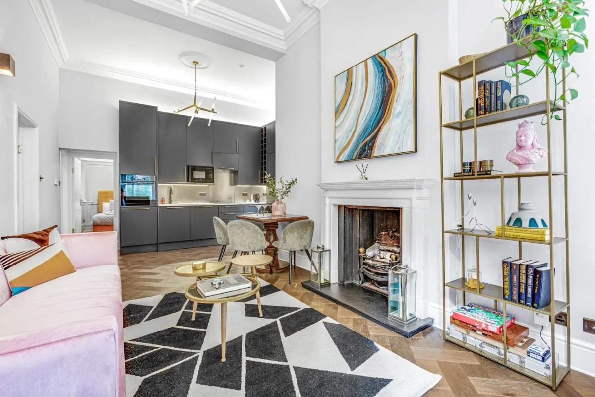 Image 3 of Kings Road Stylish Apartment in Chelsea