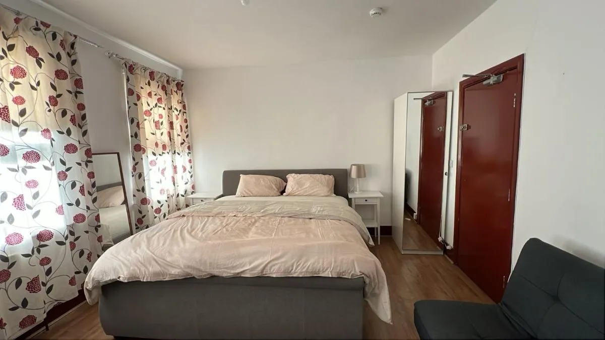 Image 3 of LARGE SELF CATERING HOUSE WITH WiFi CLOSE TO TRANSPORTS
