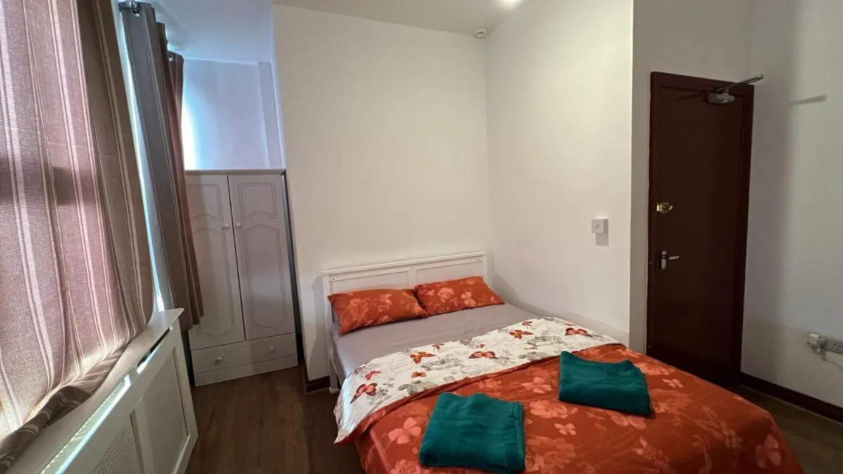 Image 5 of LARGE SELF CATERING HOUSE WITH WiFi CLOSE TO TRANSPORTS