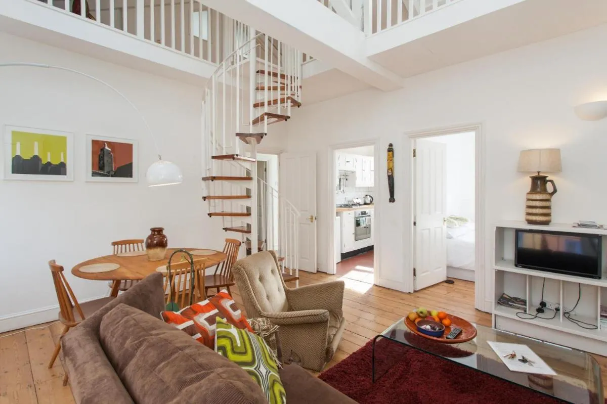 Image 4 of LARGE SHOREDITCH 2/DBL BED LOFT APT