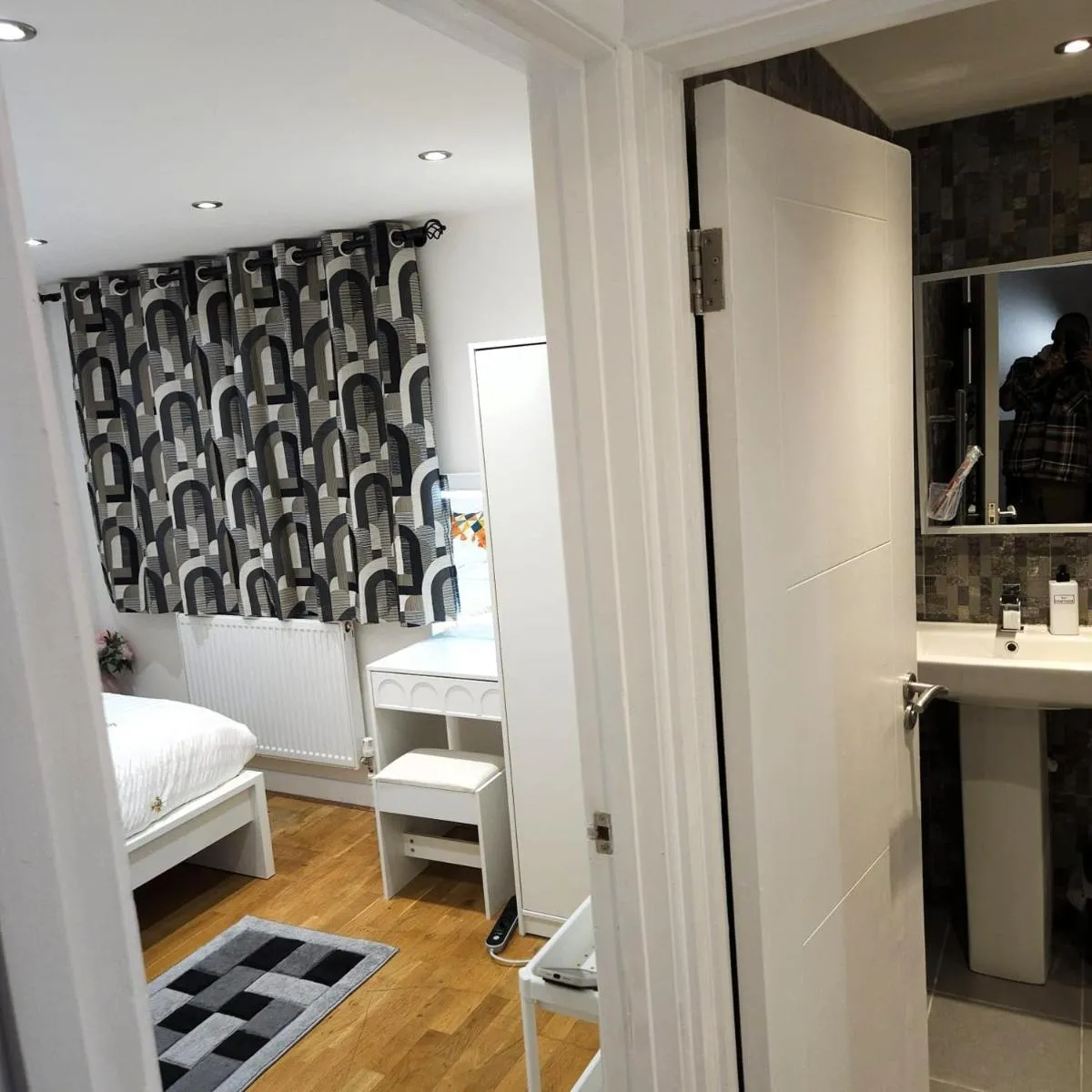 Image 3 of LONDON SERENE GLAMOUR APARTMENTs