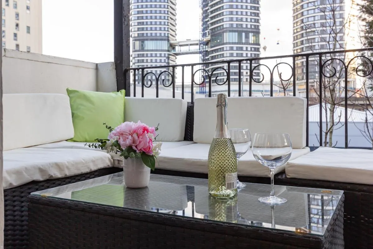 Image 4 of LUXURY Victorian 2 bed 2 bath Flat Free Parking Sleeps 4 to 7 Pax