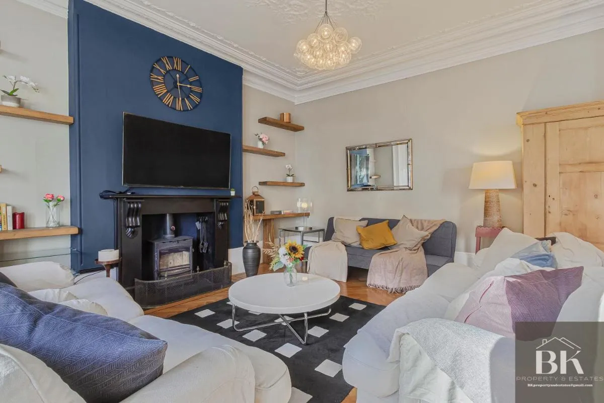 Image 5 of LUXURY Victorian 2 bed 2 bath Flat Free Parking Sleeps 4 to 7 Pax