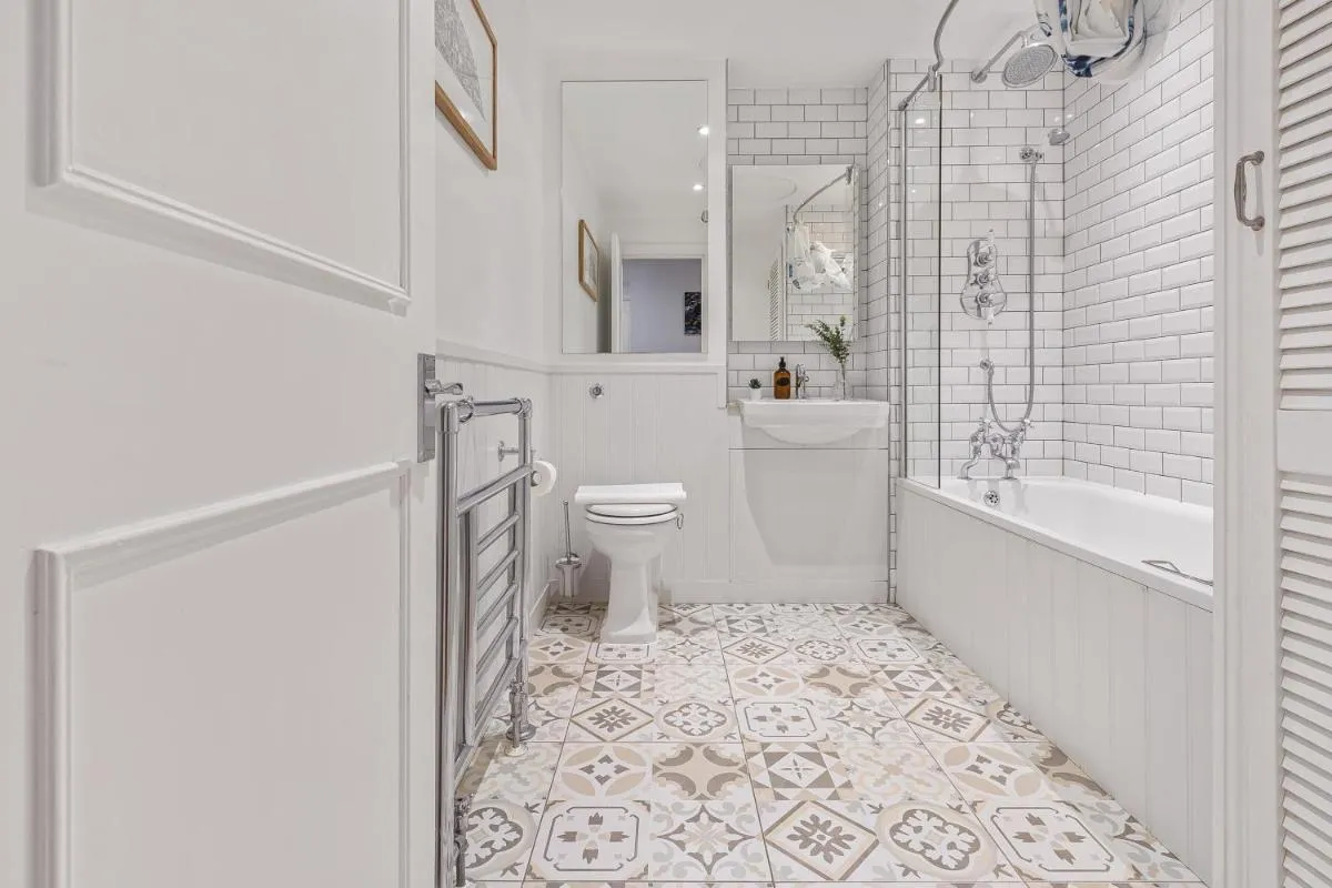 Image 3 of LUXURY Victorian 2 bed 2 bath Flat Free Parking Sleeps 4 to 7 Pax