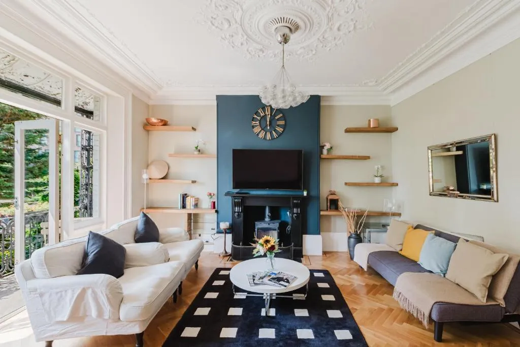 Image 1 of LUXURY Victorian 2 bed 2 bath Flat Free Parking Sleeps 4 to 7 Pax