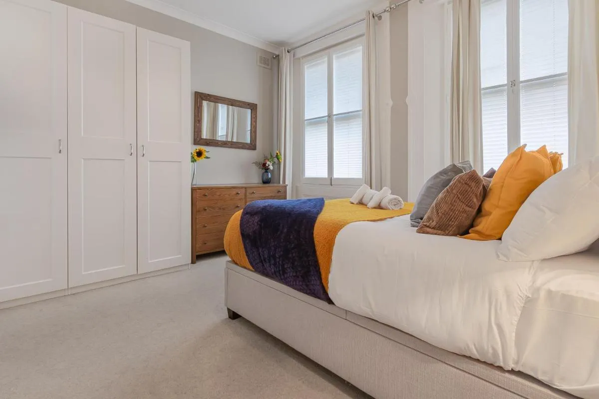 Image 2 of LUXURY Victorian 2 bed 2 bath Flat Free Parking Sleeps 4 to 7 Pax