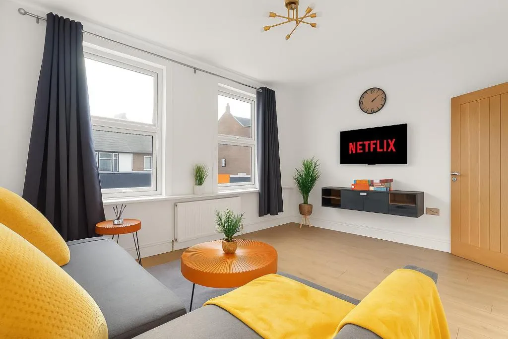 Image 1 of LUX 2 Bed Flat next to Station – 25 mins to London