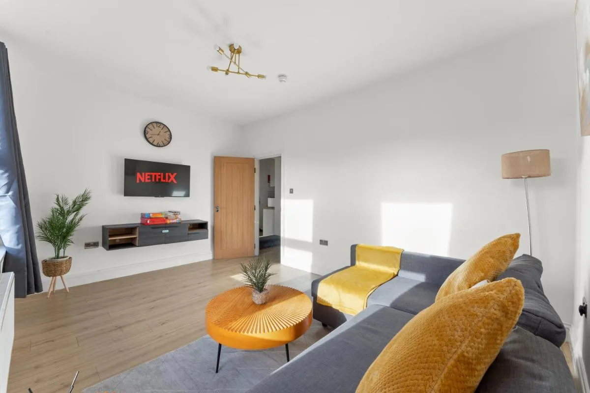 Image 2 of LUX 2 Bed Flat next to Station – 25 mins to London