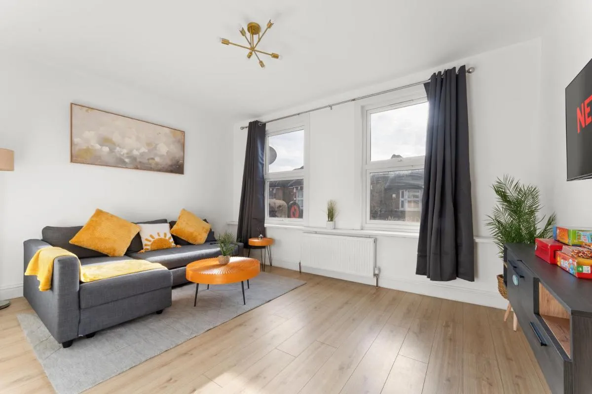 Image 5 of LUX 2 Bed Flat next to Station – 25 mins to London