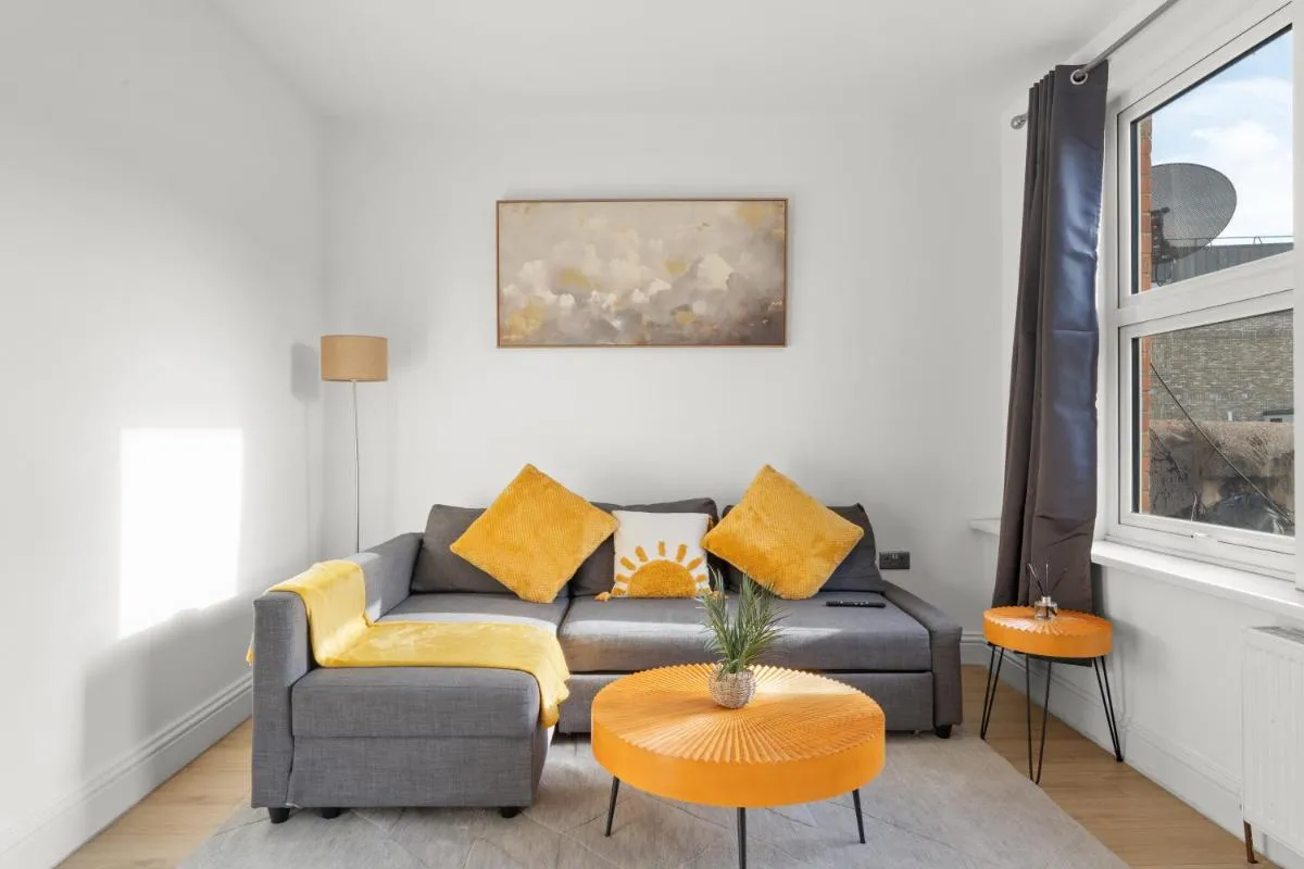 Image 3 of LUX 2 Bed Flat next to Station – 25 mins to London