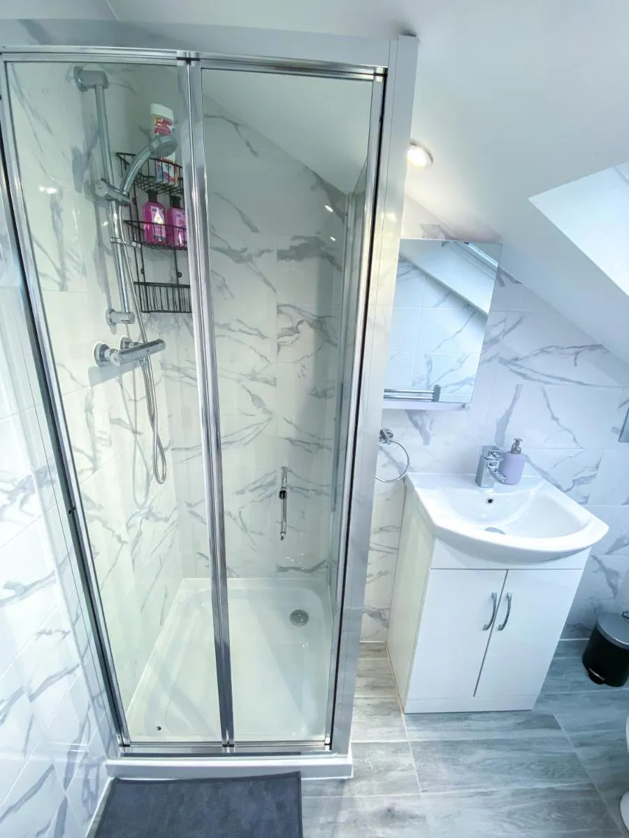 Image 4 of Large 1-Bedroom Flat, 5 Guest, London – F4