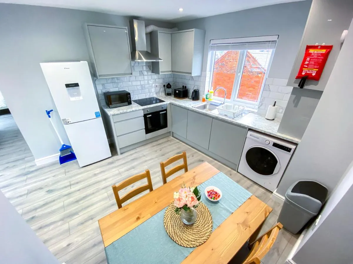 Image 3 of Large 1-Bedroom Flat, 5 Guest, London – F4