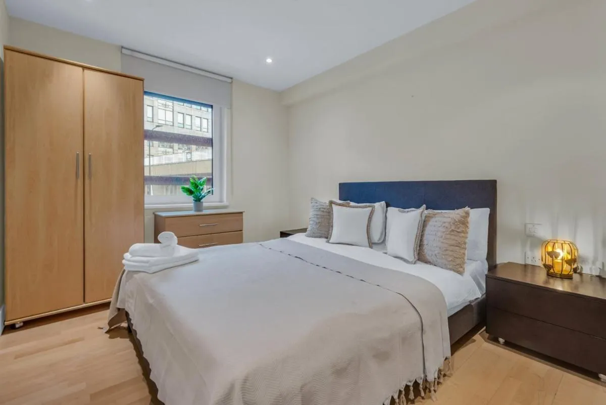 Image 2 of Large 1 Bed Apartment London Cutty Sark Greenwich Close to Canary Wharf – Perfect for Corporates and Tourists