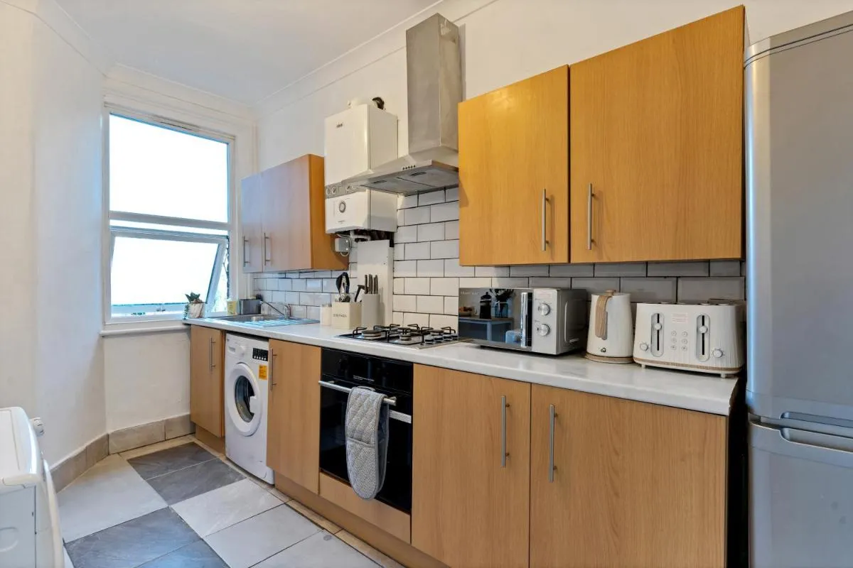 Image 4 of Large 2 Bedroom Pad in South London