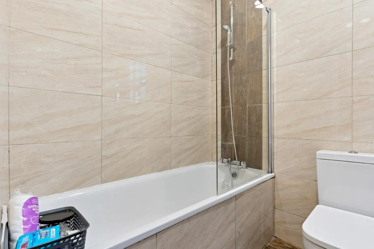 Image 3 of Large 2 Bedroom Pad in South London
