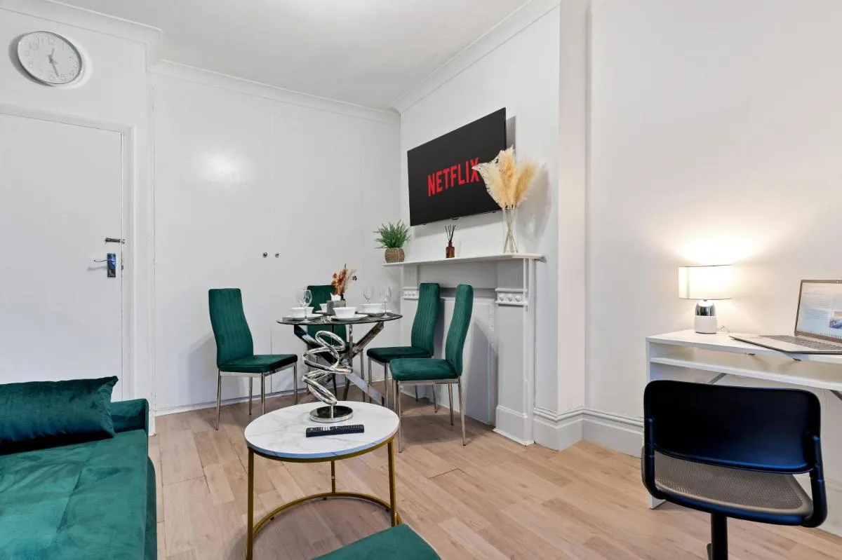 Image 5 of Large 2 Bedroom Pad in South London