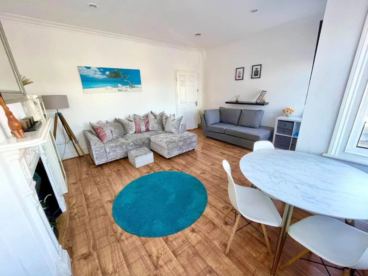 Image 3 of Large 3 Bedroom modern apartment close to central London
