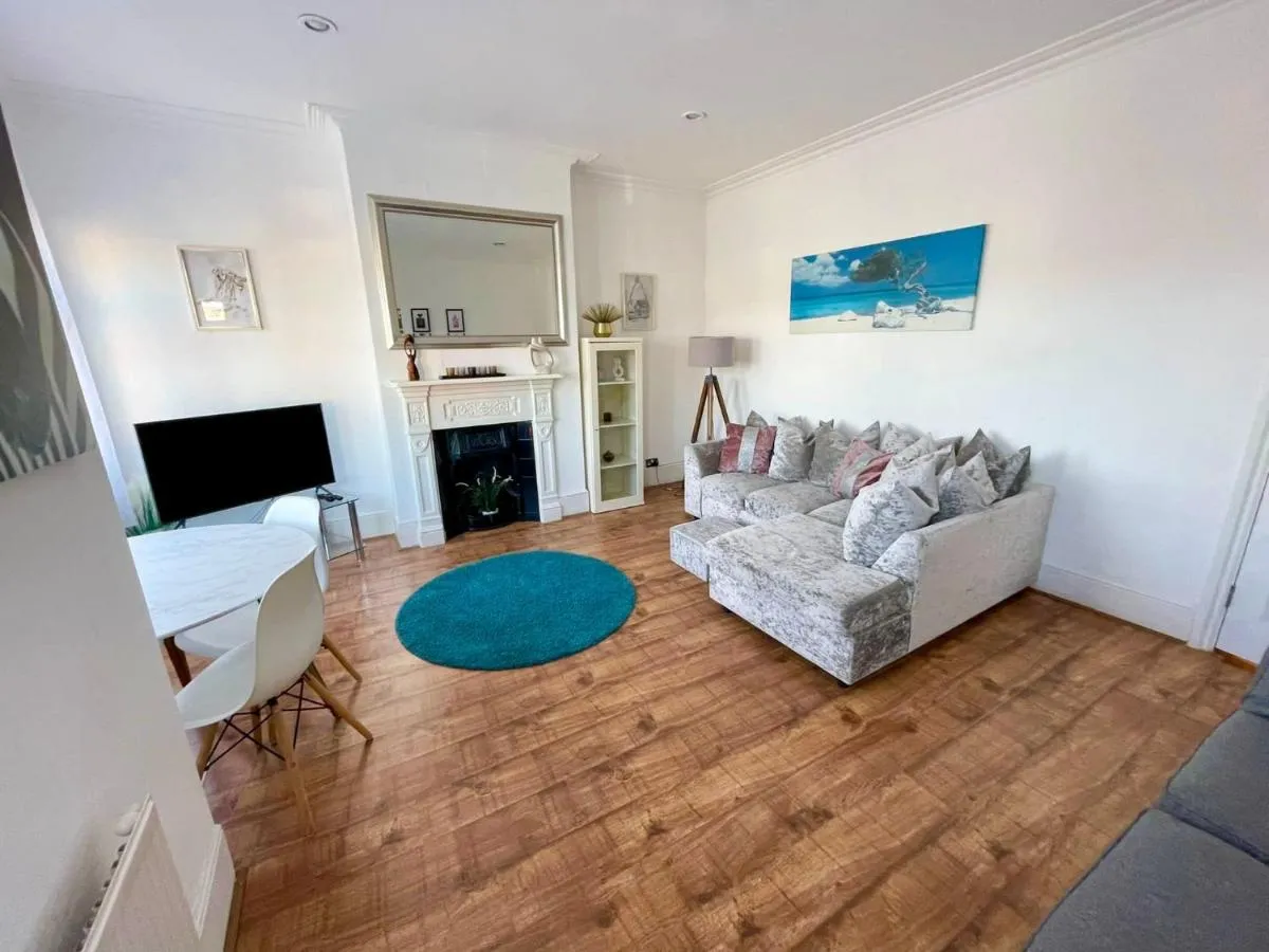Image 5 of Large 3 Bedroom modern apartment close to central London