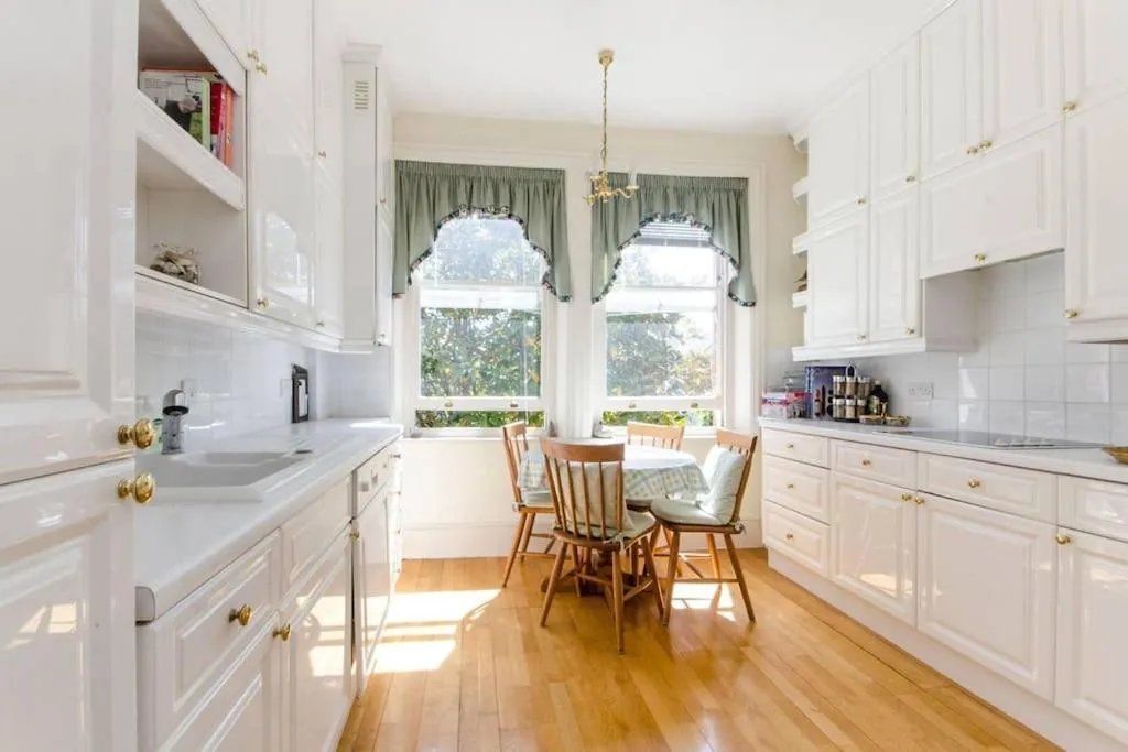Image 3 of Large 3 bed flat in central Wimbledon