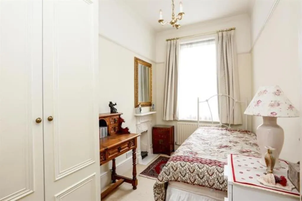 Image 4 of Large 3 bed flat in central Wimbledon