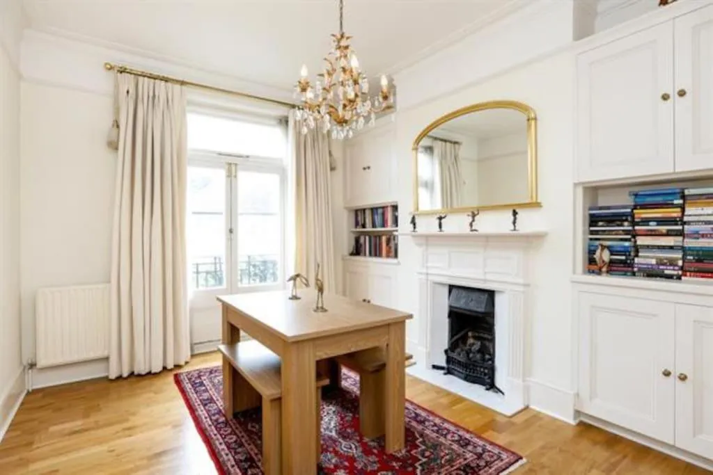 Image 5 of Large 3 bed flat in central Wimbledon