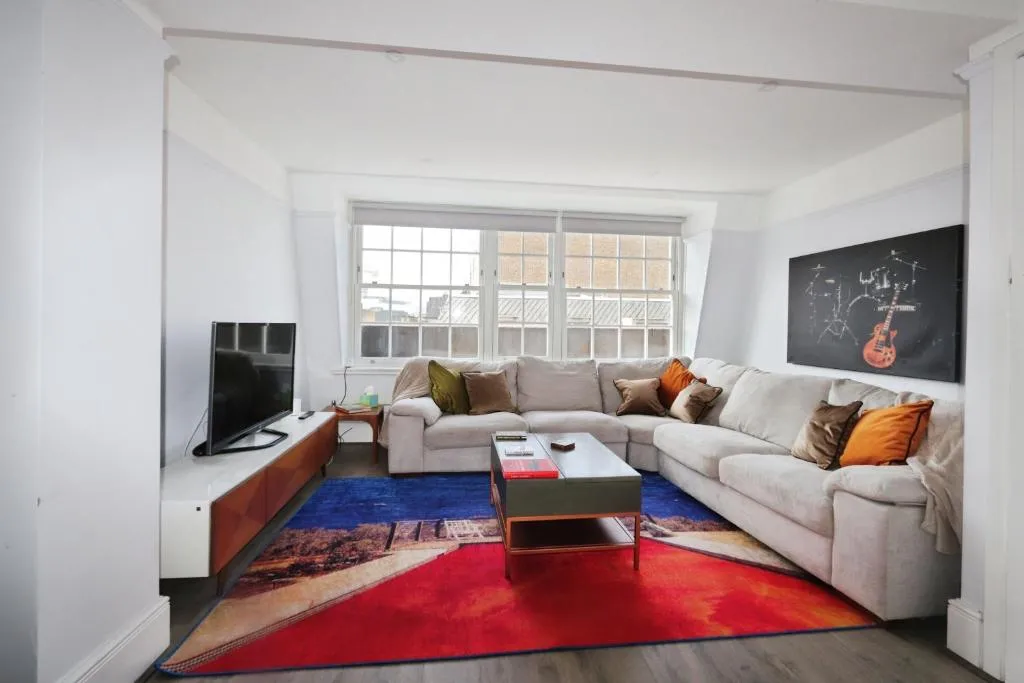 Image 1 of Large 3 bedrm apartment in heart of Theatre Land