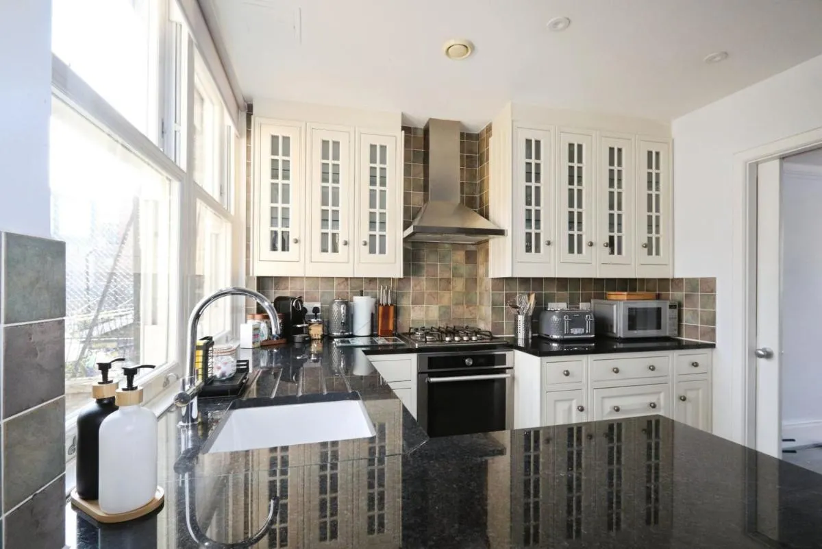 Image 4 of Large 3 bedrm apartment in heart of Theatre Land