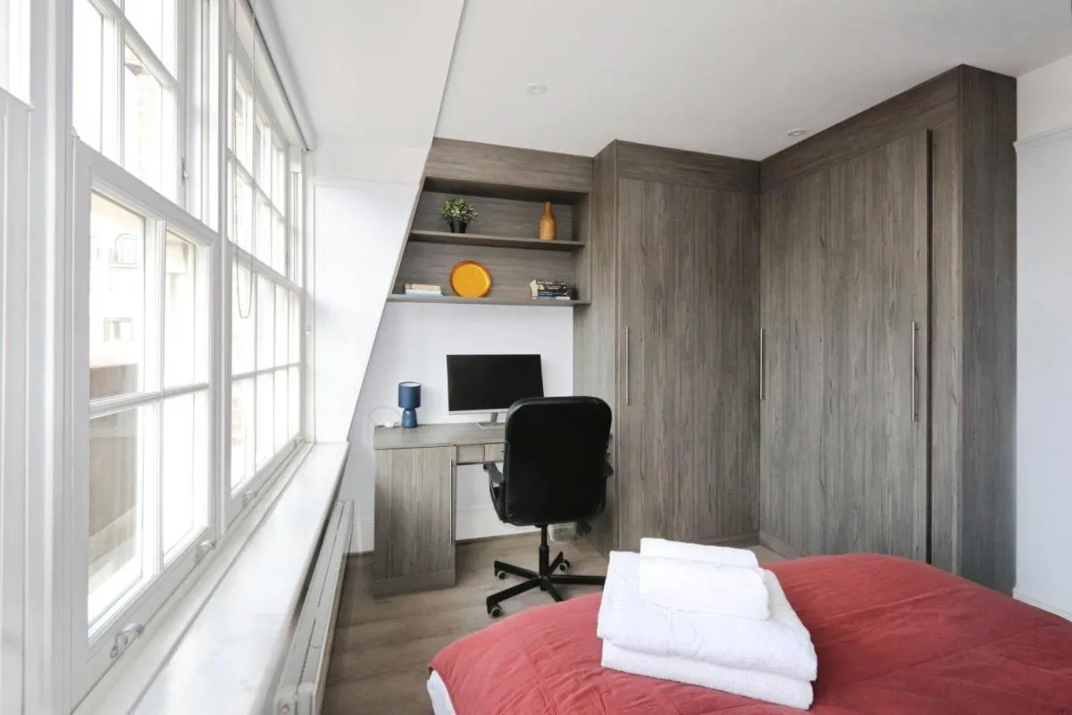 Image 5 of Large 3 bedrm apartment in heart of Theatre Land