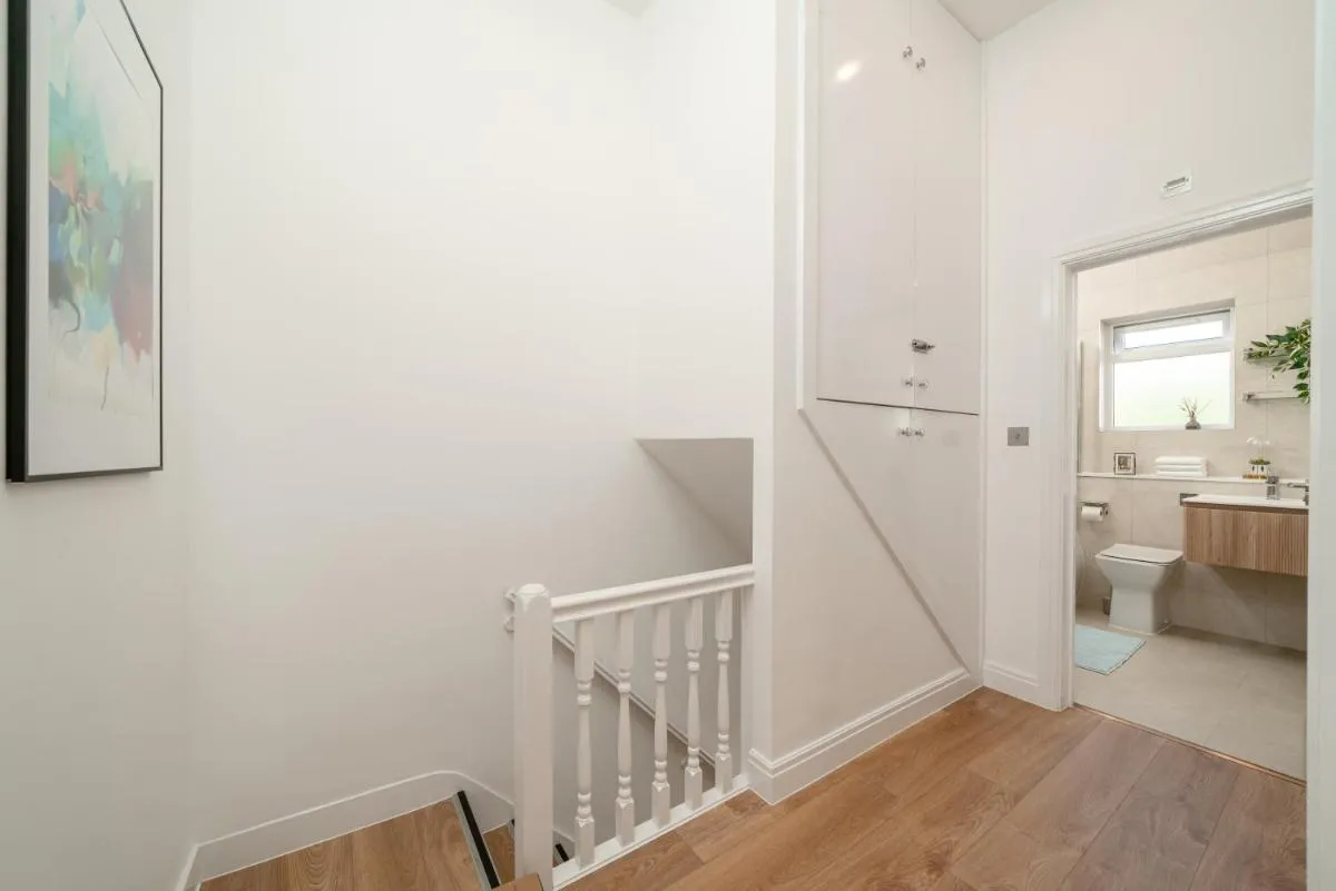 Image 2 of Large 4BR Contractor-Friendly House – Sleeps 10 – Free parking – North London